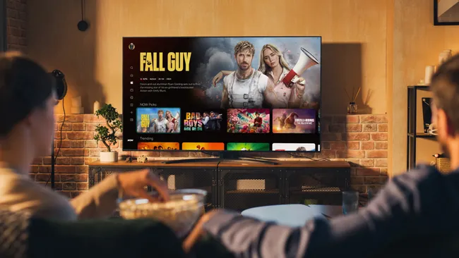 Älterer Fernseher mit moderner Streaming-Oberfläche