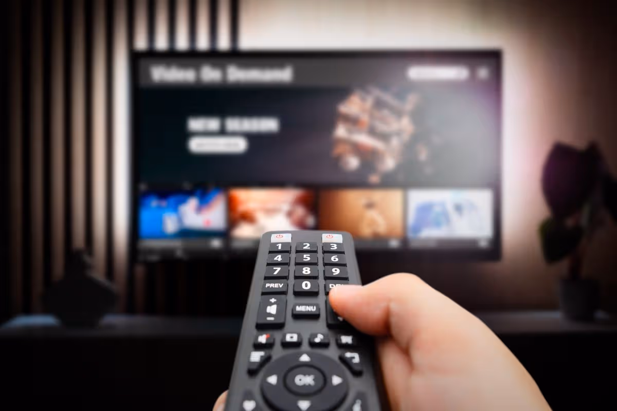 Nahaufnahme einer modernen kompakten TV-Box